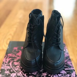 Qupid 5.5 size boots, never used.